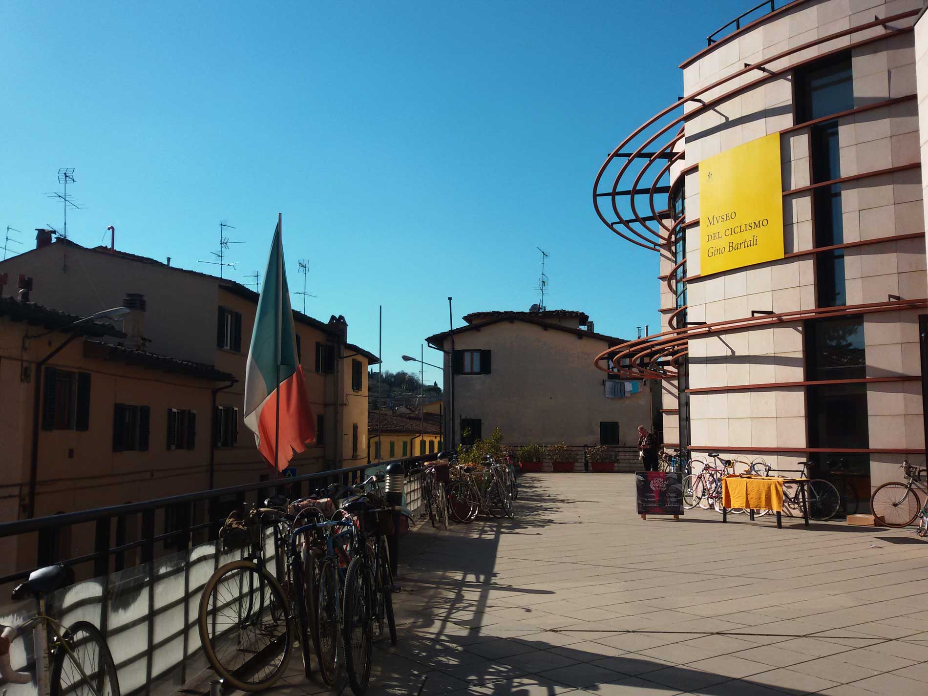 biciclette-davanti-al-Museo-del-Ciclismo-Gino-Bartali
