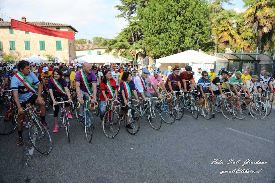 il-gruppo-con-bici-d'epoca-alla-partenza-de-La-Chianina-Ciclostorica