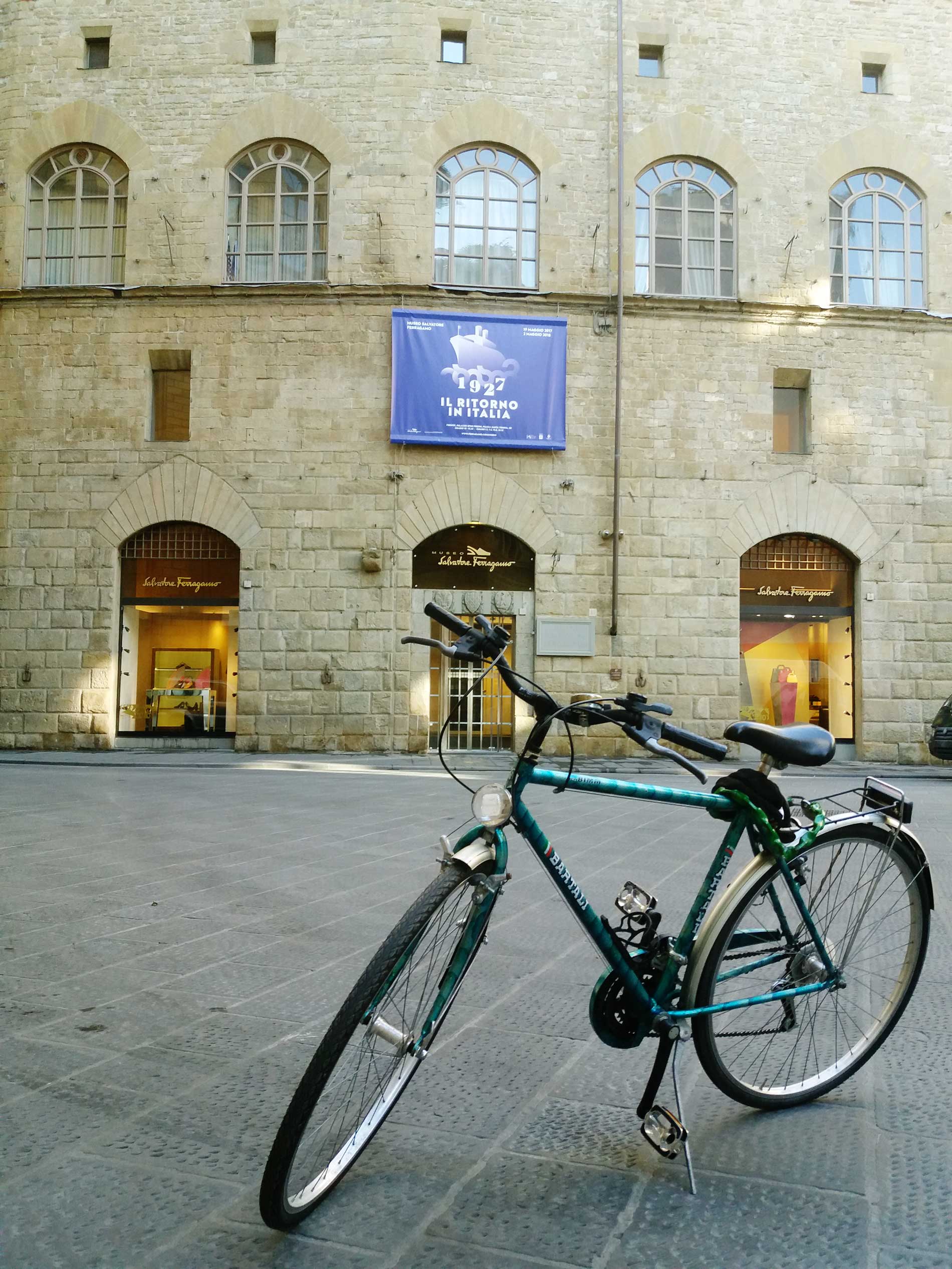 bicicletta-Bartali-con-lo-sfondo-di-piazza-Santa-Trinita