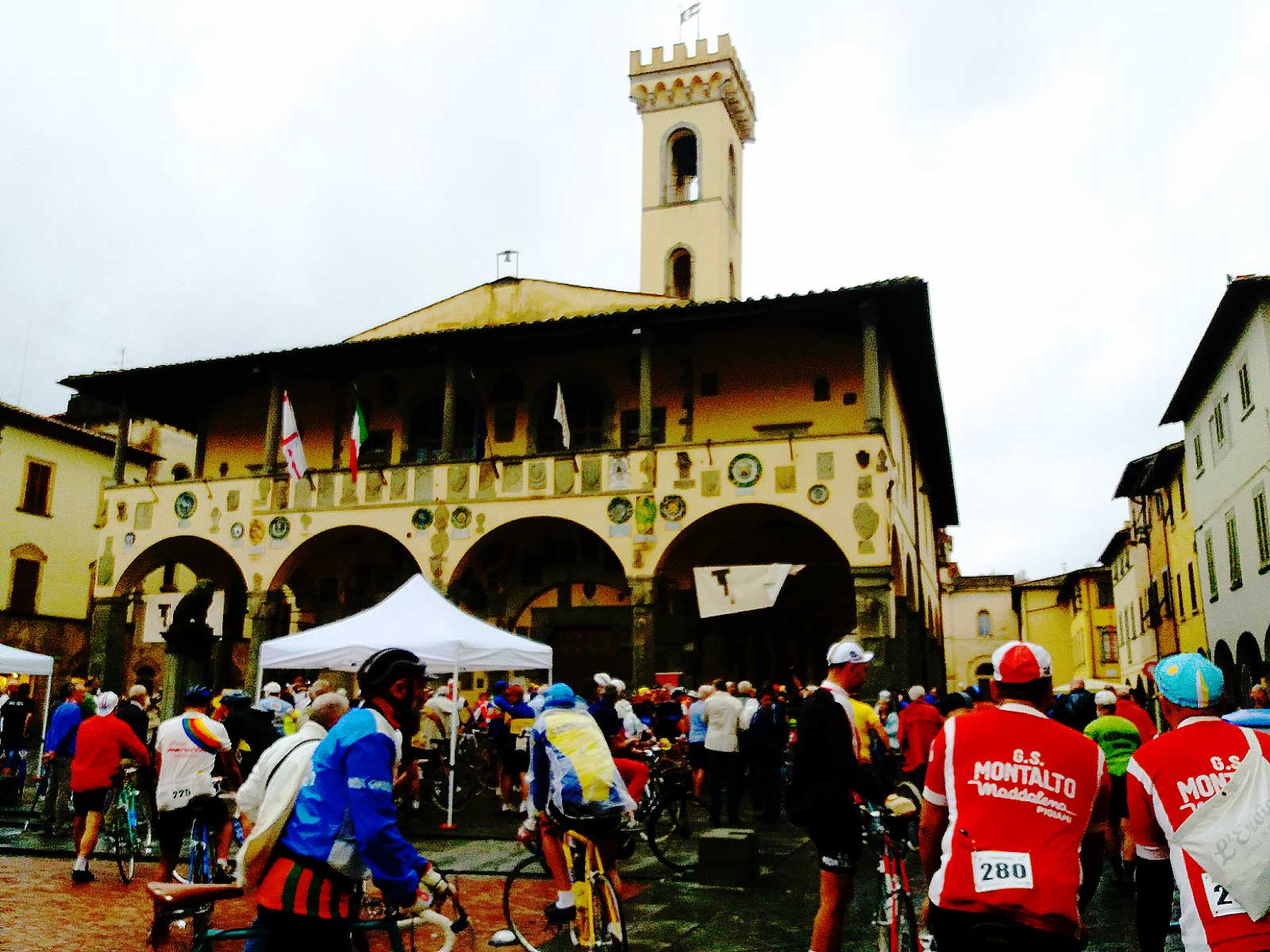 ciclisti-de-La-Marzocchina-ciclostorica-in-piazza-Cavour
