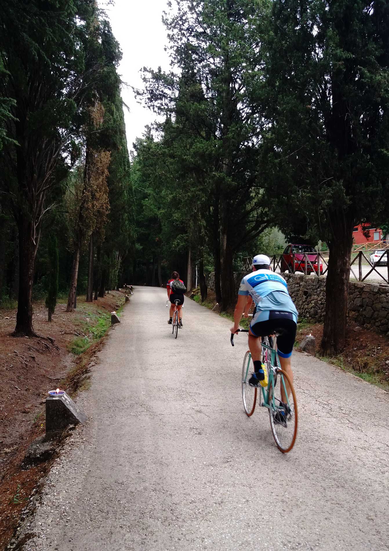Ciclisti-eroici-sullo-sterrato-del-Castello-di-Brolio