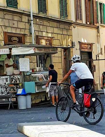 ciclista-firenze-piazza-santo-spirito  