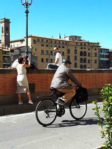 ciclista-sui-lungarni  