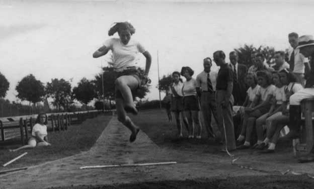 margherita-hack-salto-in-lungo-al-Giglio-Rosso-1941  