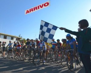 La-Certosina-start-con-bandiera-di-Bartali-300x241  