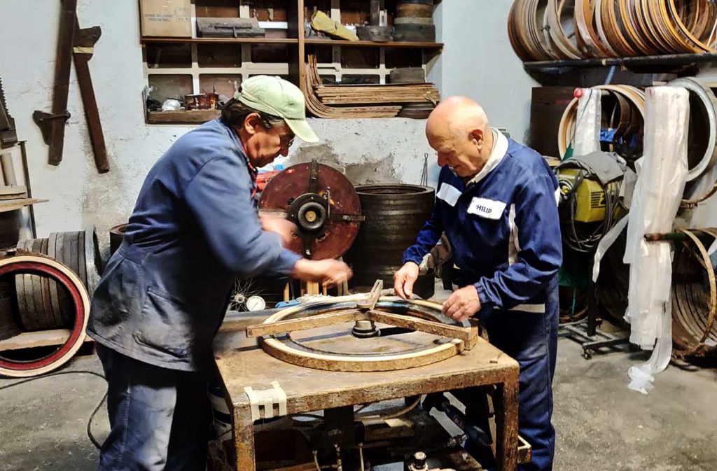 Cerchio-Ghisallo-Giovanni-e-Boris-al-lavoro-1024x673