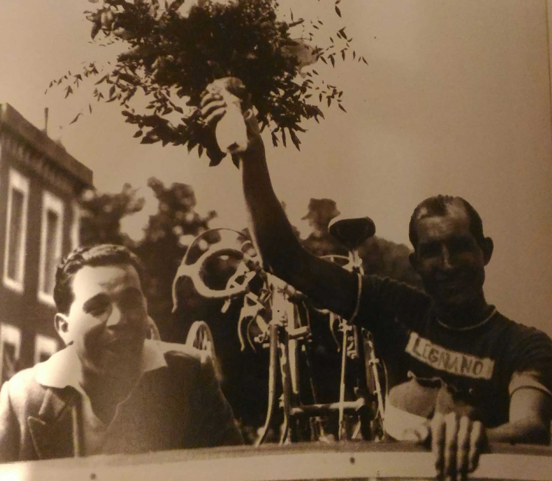 Gino-Bartali-vittorioso-con-il-mazzo-di-fiori