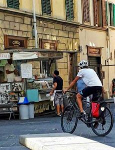 ciclista-firenze-piazza-santo-spirito-231x300  