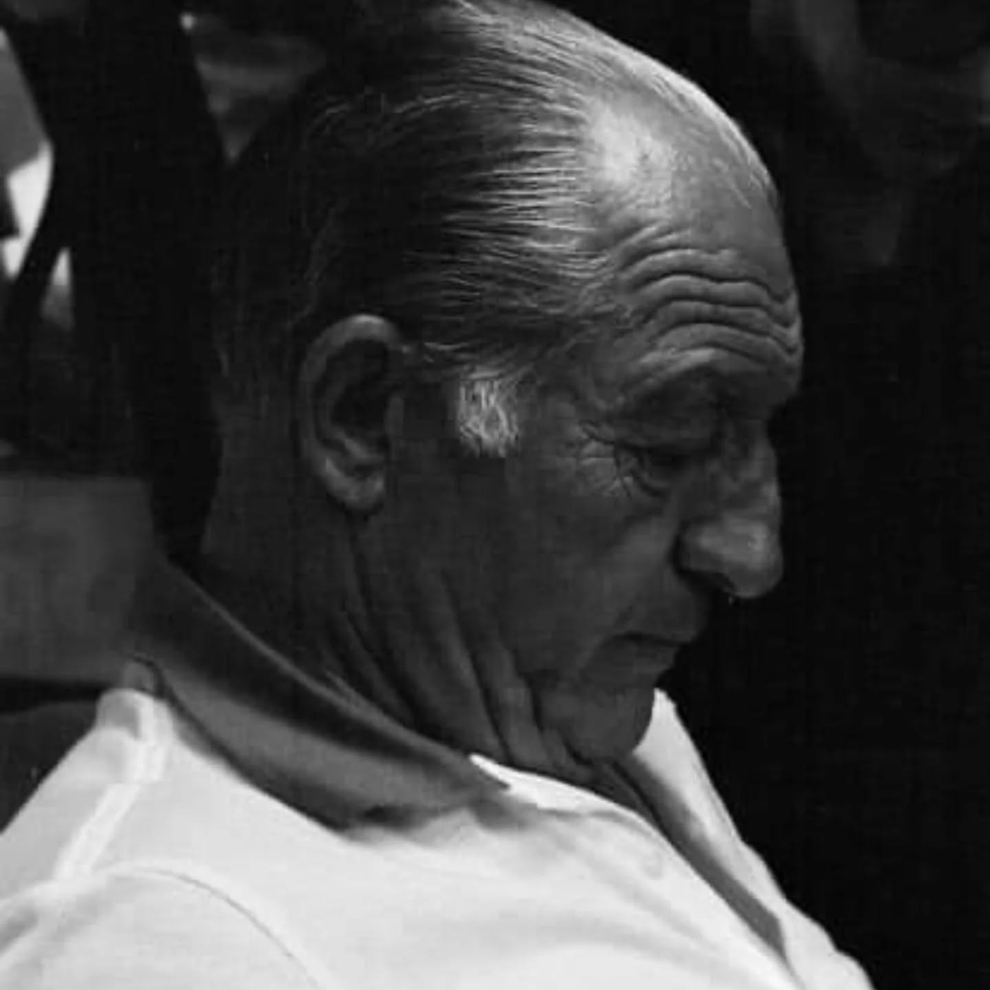 Caro nonno, gli anni passano, ma tu no. Tu resti. Anzi, più gli anni passano, più si parla di te. Icona del Novecento, L'ultimo ciclista eroico. Eroe silenzioso. Il corriere della pace. Atleta infaticabile e impareggiabile. Intramontabile. L'uomo valoroso, esempio di correttezza morale, dalla condotta cristallina. Il Giusto. Ogni volta la tua presenza era una festa. Accolto con calore dai campioni, così come dai bambini. Puntiglioso. Esigente. Brontolone. Burbero. Ma anche: Buono. Allegro. Compagnone. Leale. Ti cerco e tu mi trovi. Ed io trovo me. Ti abbraccio attraverso l'eternità ❤️ #ginobartali 18 luglio 1914 5 maggio 2000
