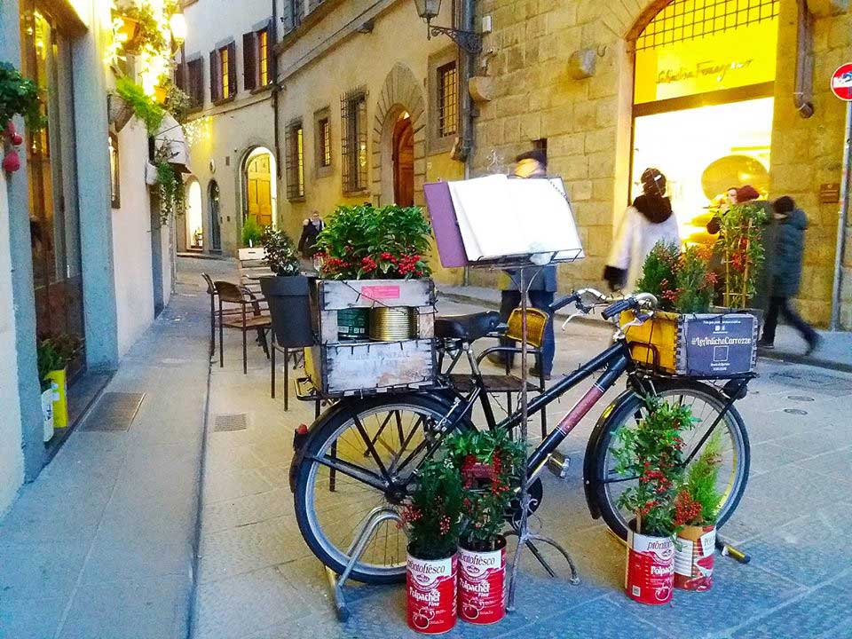 bicciletta-fuori-da-un-ristorante  