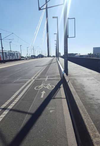 ciclabile-sul-viadotto-a-Dusseldorf