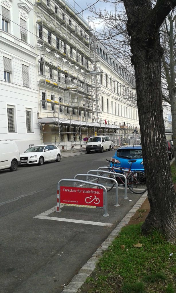 parcheggi-biciclette-a-Vienna-614x1024  