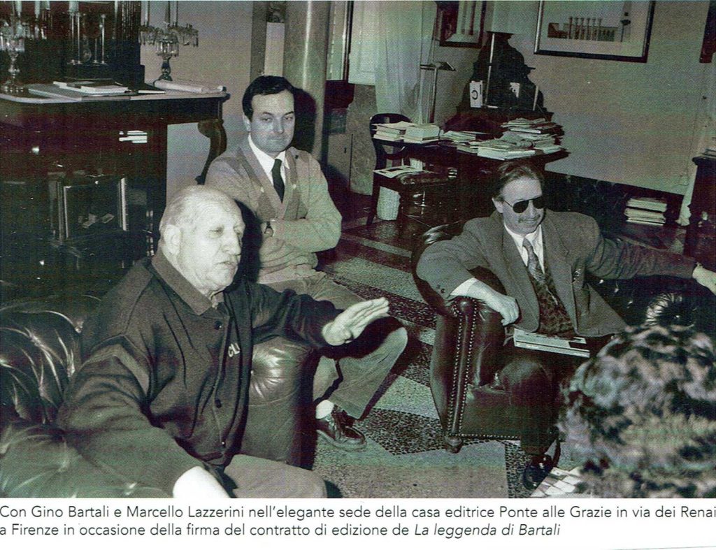 Marcello-Lazzerini-Romano-Beghelli-e-Gino-Bartali-nella-sede-della-casa-editrice-Ponte-all-Grazie-1024x787  