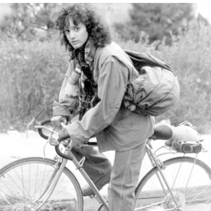 #jennyferbeals 1983 💥🚴💥 
.
.
.
.
.
#womanonbike #throwback #80s #flashdance #bicyclegram #iconphotography #bikelifestyle #biketowork #cyclinggirl #bikecommunity #bicyclelicious #biciclettami
